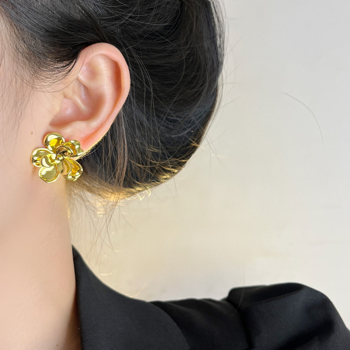 EvaSpark Flower Stud