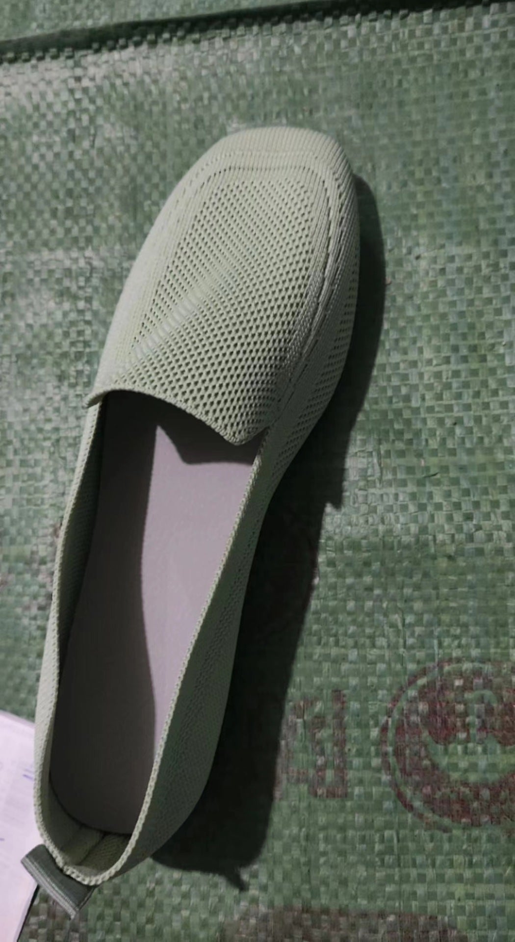 حذاء لوفر مسطح بمقدمة مربعة للنساء بتصميم Flyknit