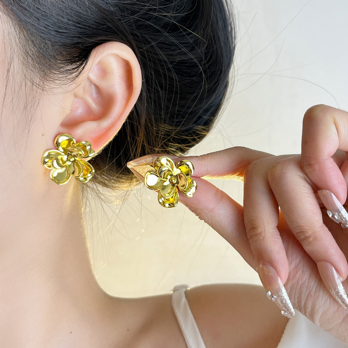 EvaSpark Flower Stud